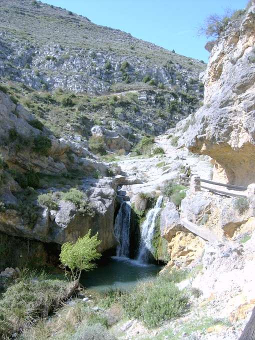 Cascada y senda en Arroyo de las Puertas
